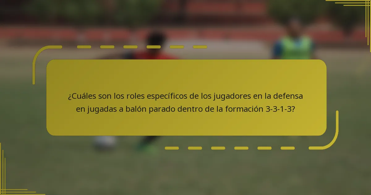 ¿Cuáles son los roles específicos de los jugadores en la defensa en jugadas a balón parado dentro de la formación 3-3-1-3?